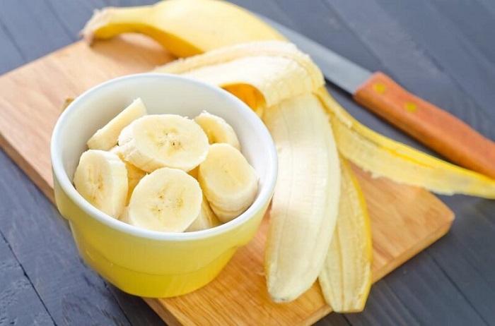 Cách làm trắng răng bằng vỏ chuối